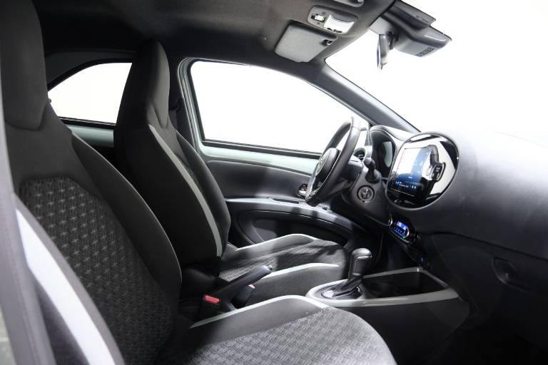 TOYOTA Aygo X 11