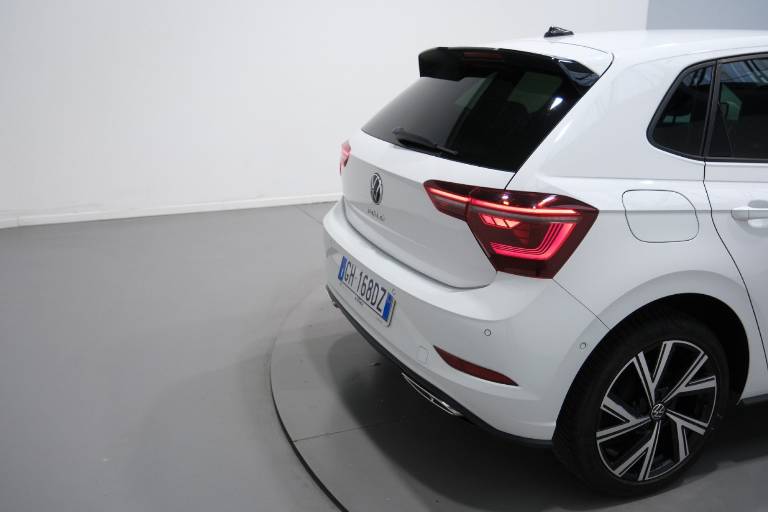 VOLKSWAGEN Polo 53