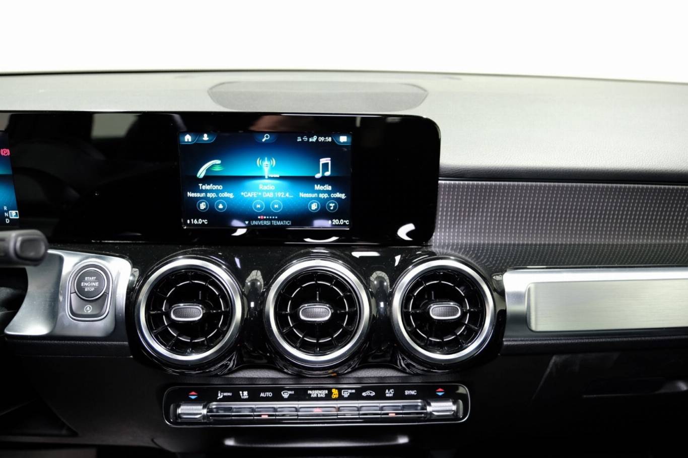 MERCEDES-BENZ GLB 200 23