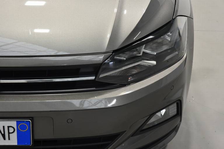 VOLKSWAGEN Polo 15