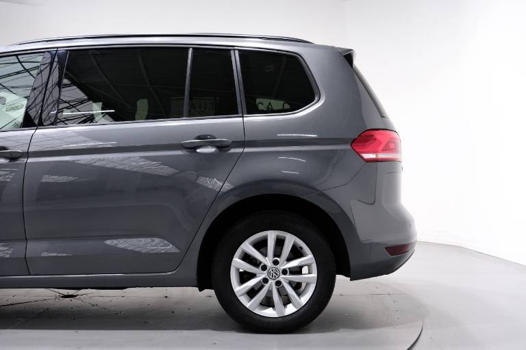 VOLKSWAGEN Touran 46