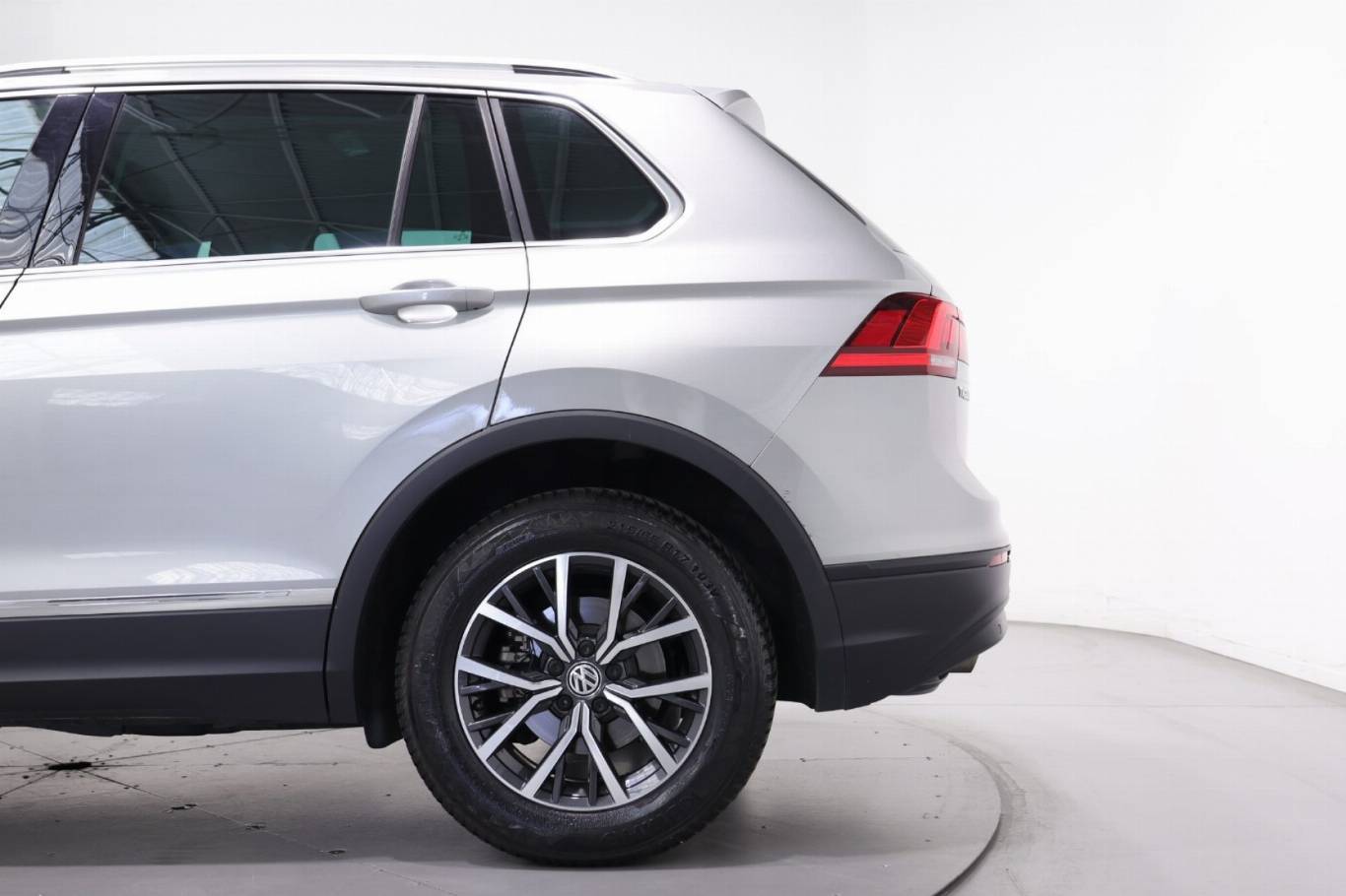 VOLKSWAGEN Tiguan 38