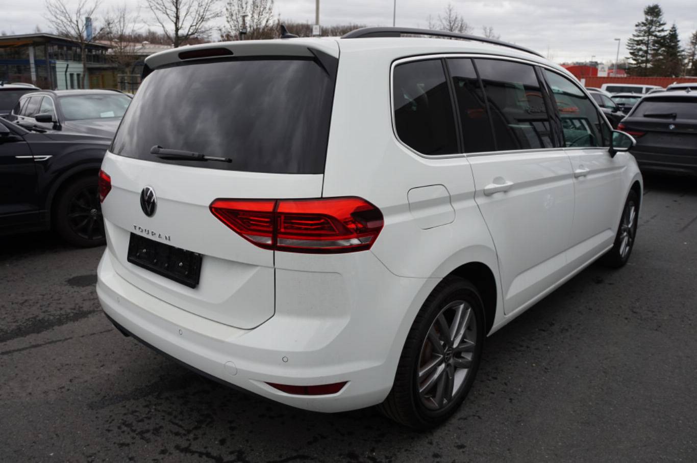 VOLKSWAGEN Touran 2