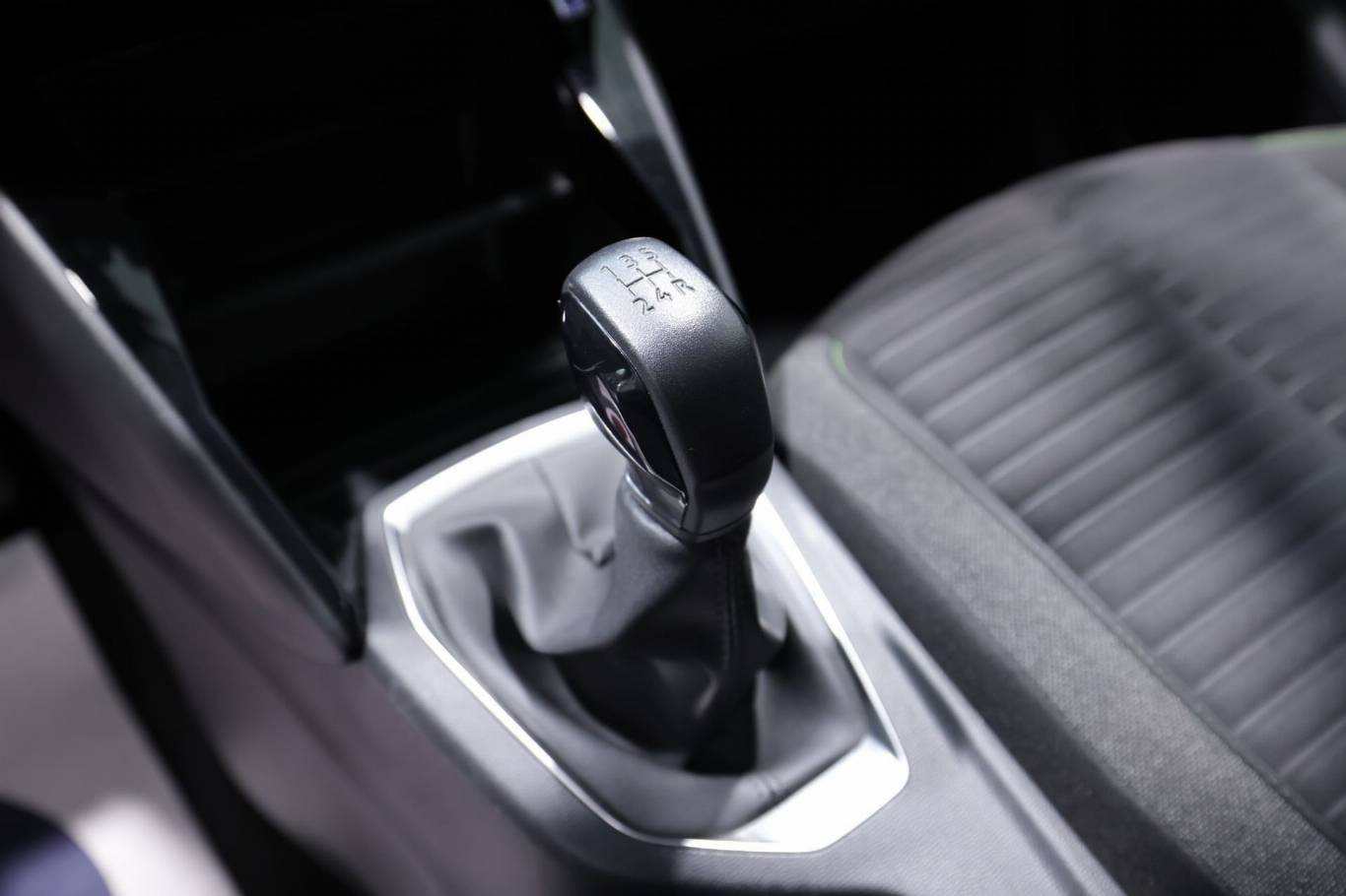 PEUGEOT 208 29
