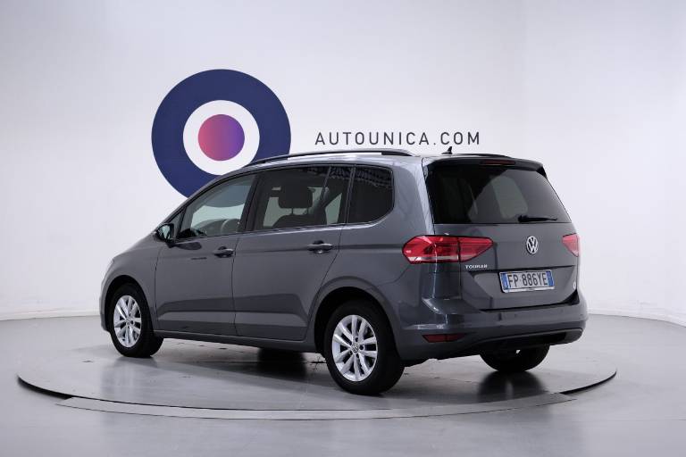 VOLKSWAGEN Touran 17
