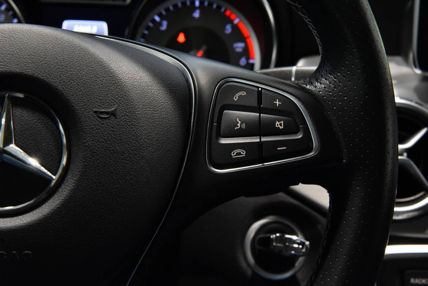 MERCEDES-BENZ GLA 200 7