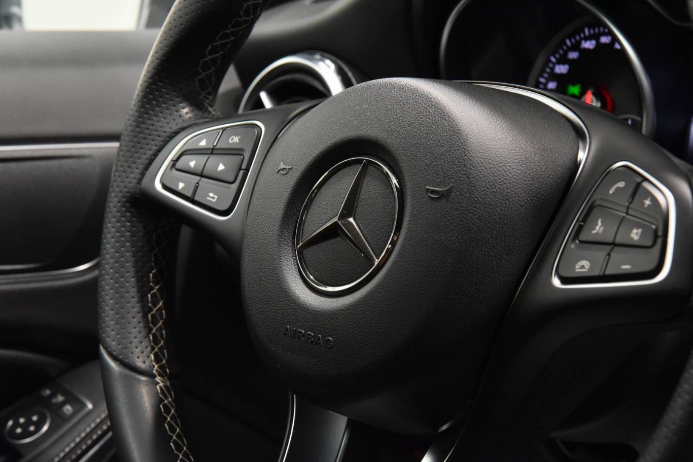 MERCEDES-BENZ GLA 200 24