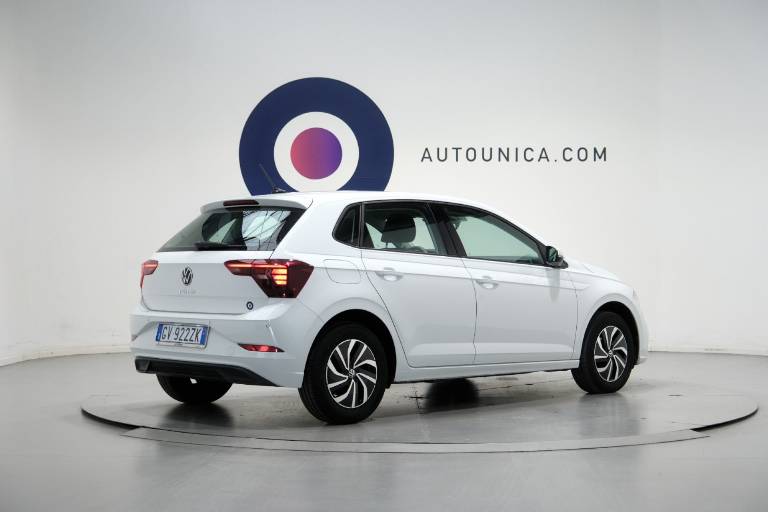 VOLKSWAGEN Polo 15