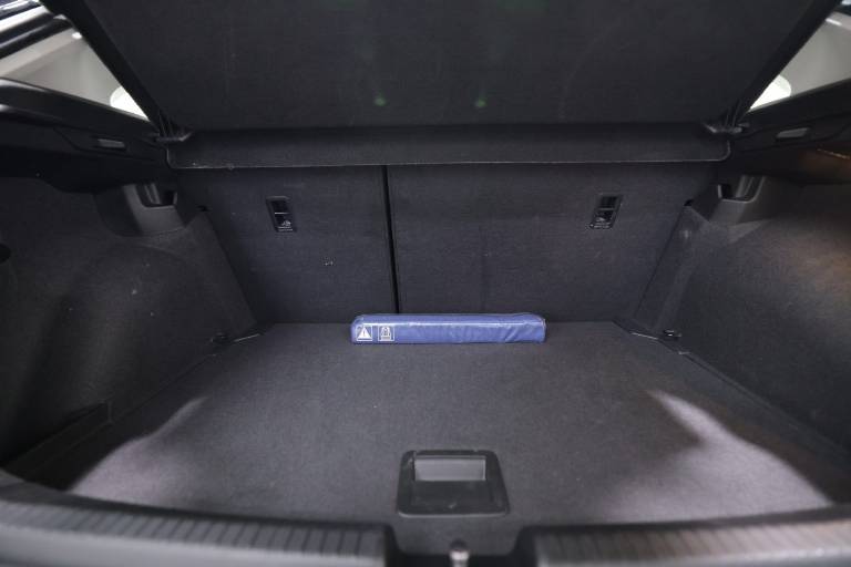 VOLKSWAGEN Polo 52