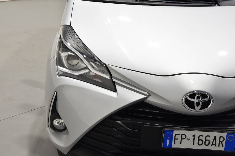 TOYOTA Yaris 17