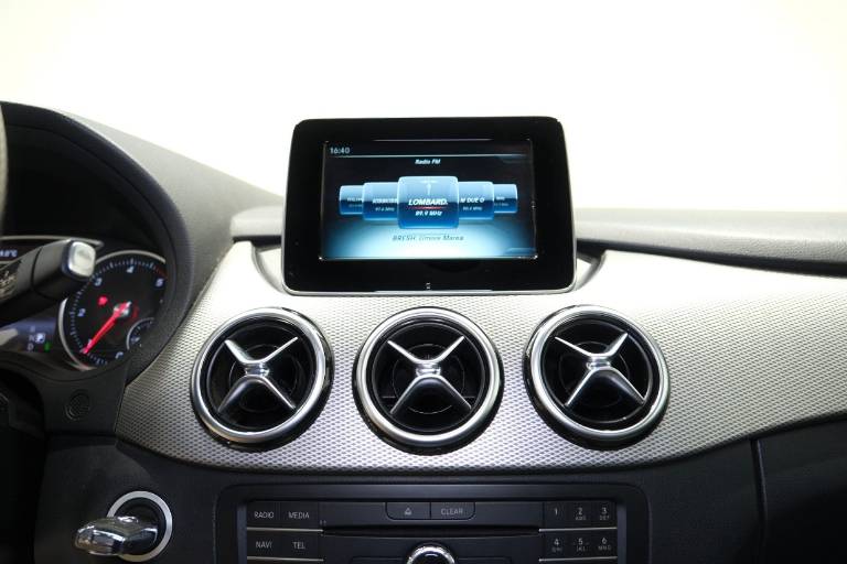MERCEDES-BENZ B 180 9
