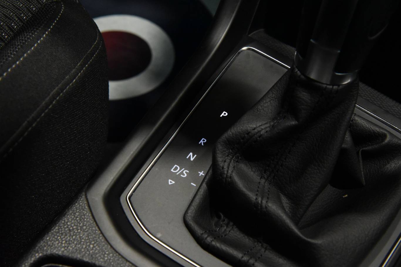 VOLKSWAGEN Touran 23