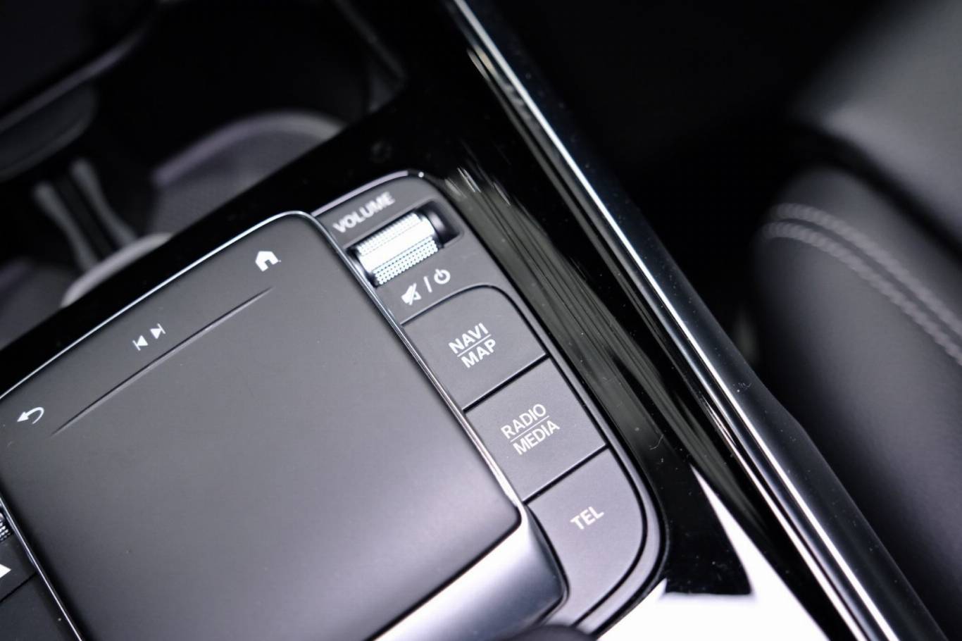 MERCEDES-BENZ GLB 200 29