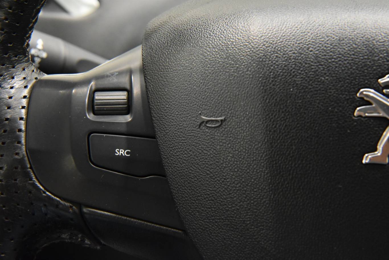 PEUGEOT 208 7