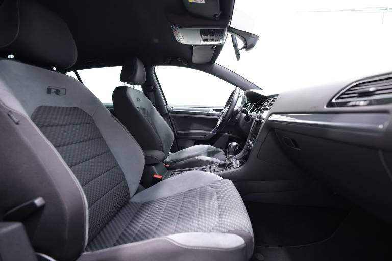 VOLKSWAGEN Golf 46