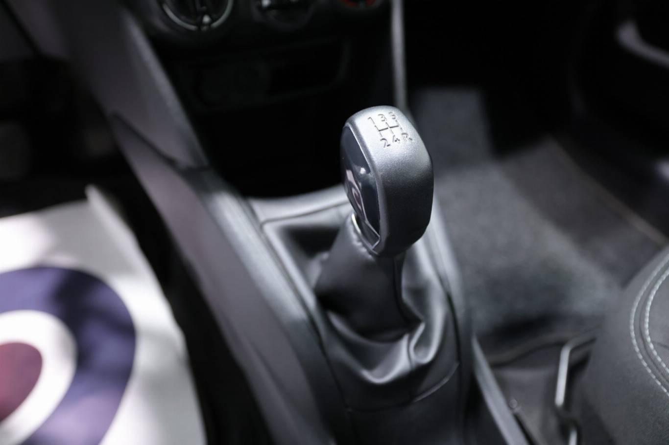 PEUGEOT 208 26