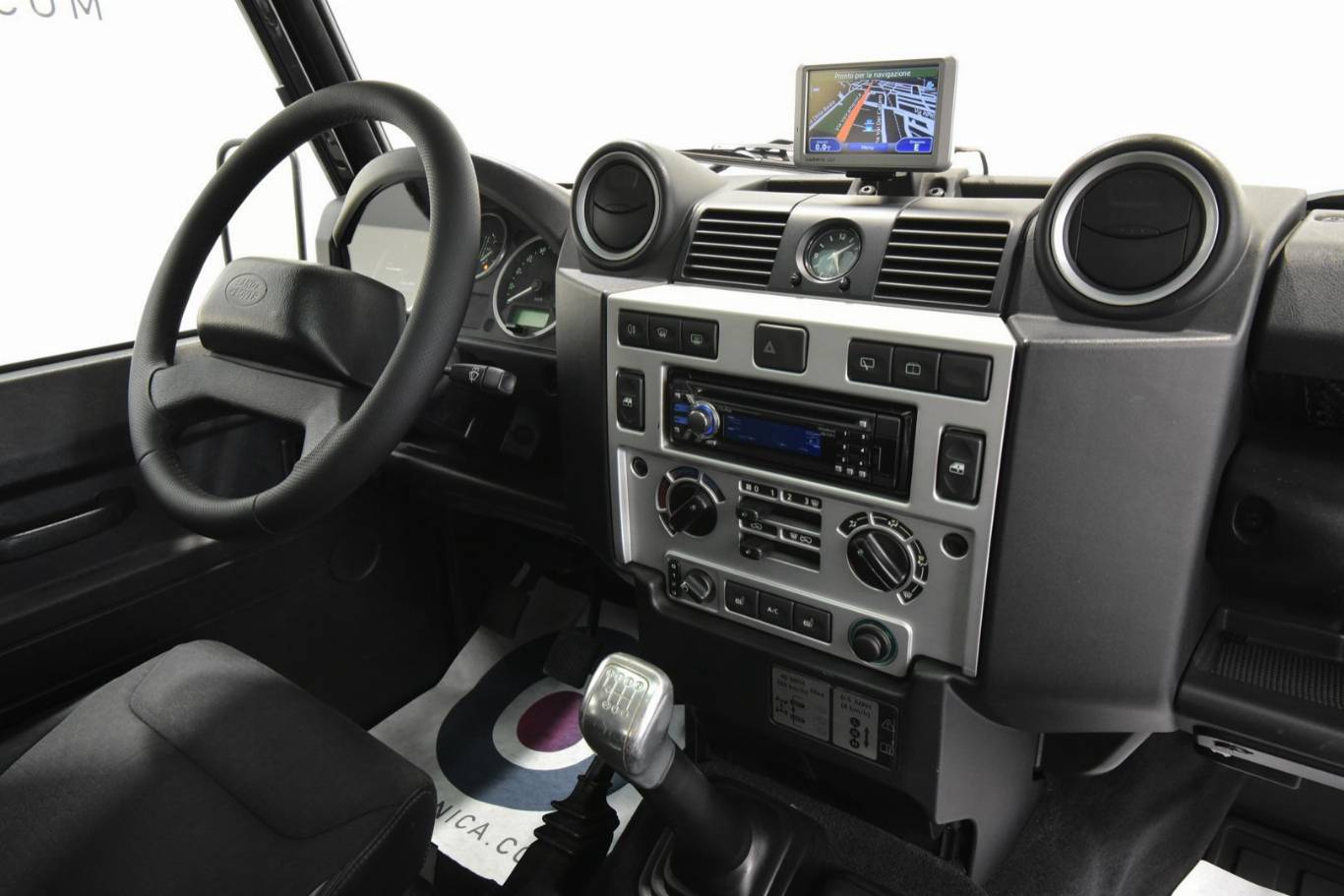 LAND ROVER Defender 24