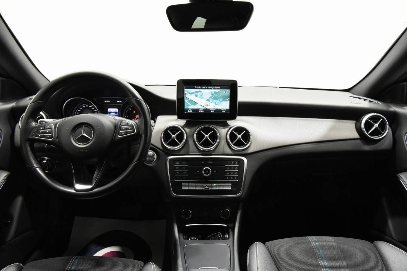 MERCEDES-BENZ CLA 200 39