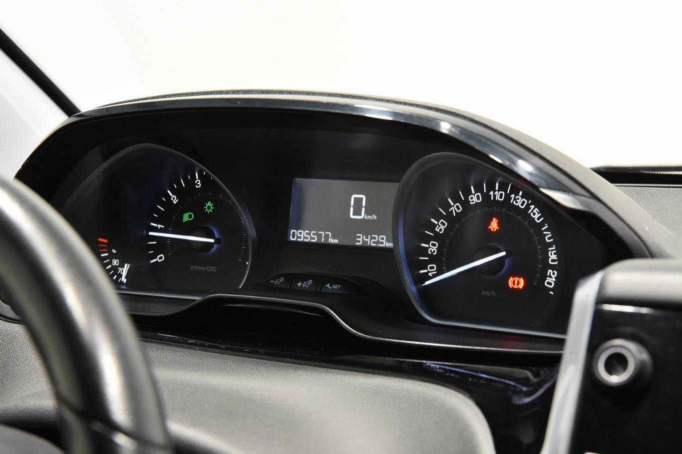 PEUGEOT 208 31