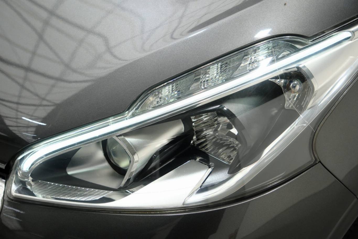 PEUGEOT 208 48