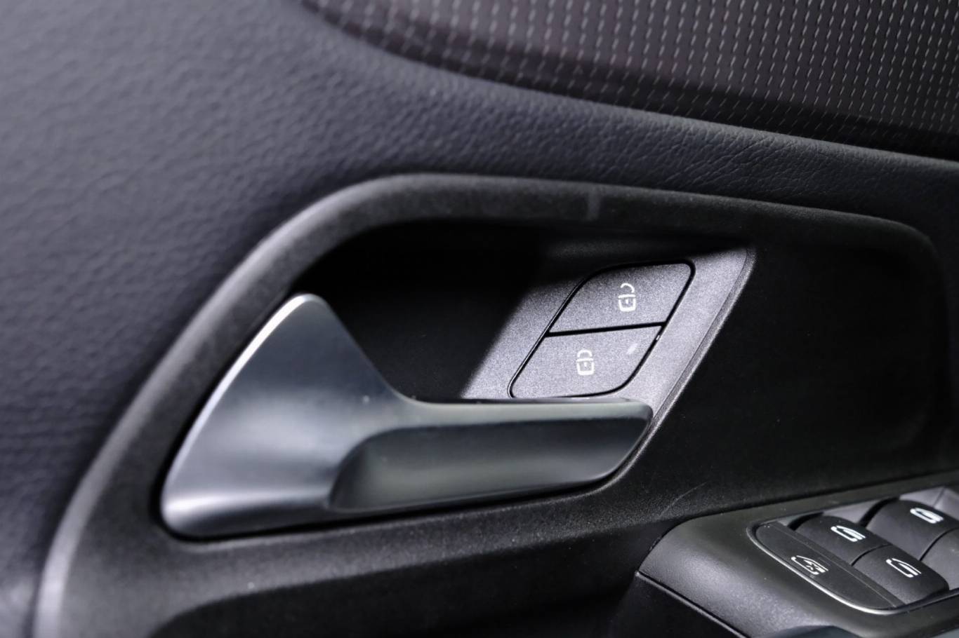 MERCEDES-BENZ GLB 200 36