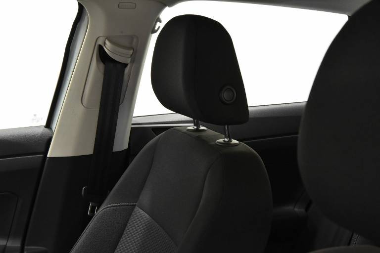 VOLKSWAGEN Polo 23