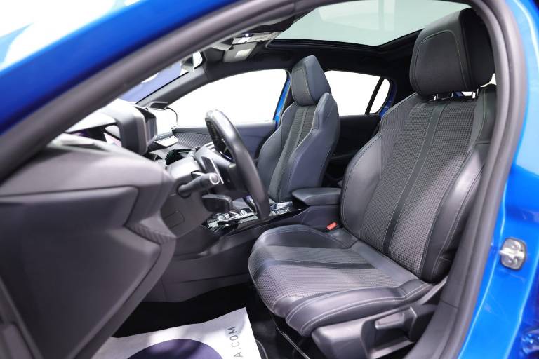PEUGEOT 208 6