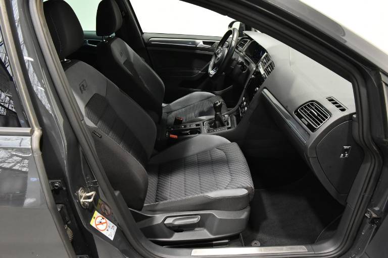 VOLKSWAGEN Golf 21