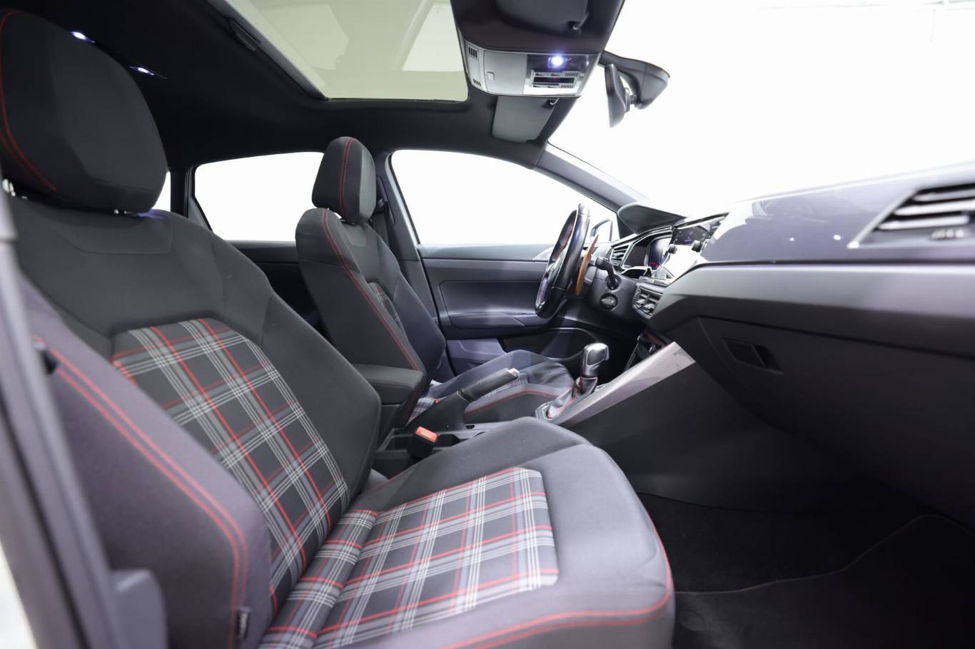 VOLKSWAGEN Polo 45