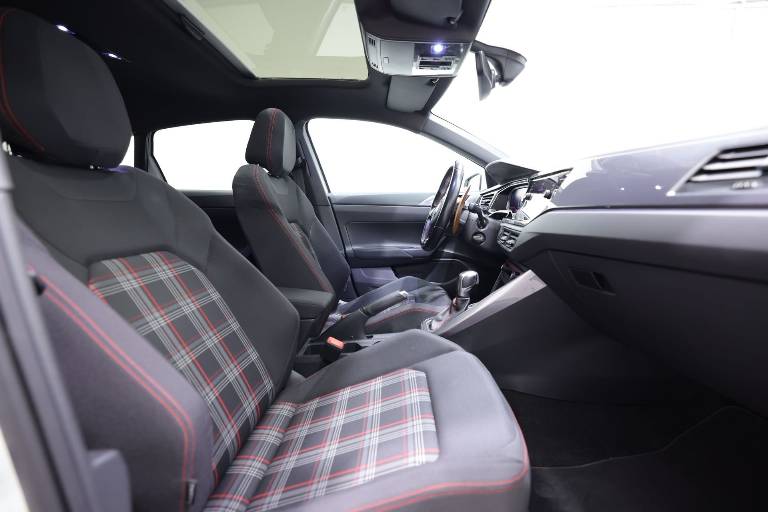 VOLKSWAGEN Polo 45