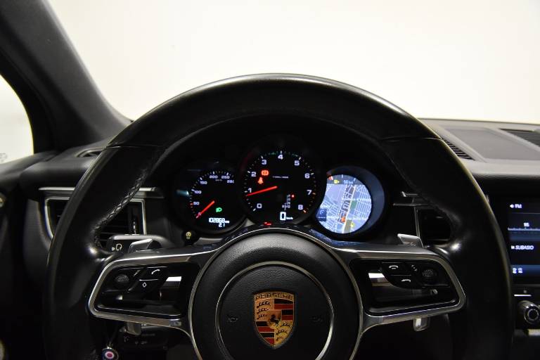 PORSCHE Macan 9