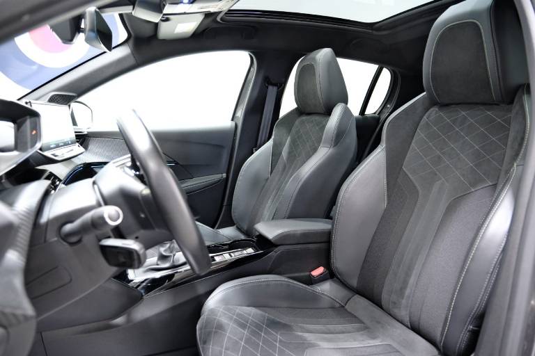 PEUGEOT 208 6