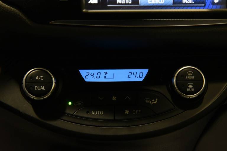 TOYOTA Yaris 11