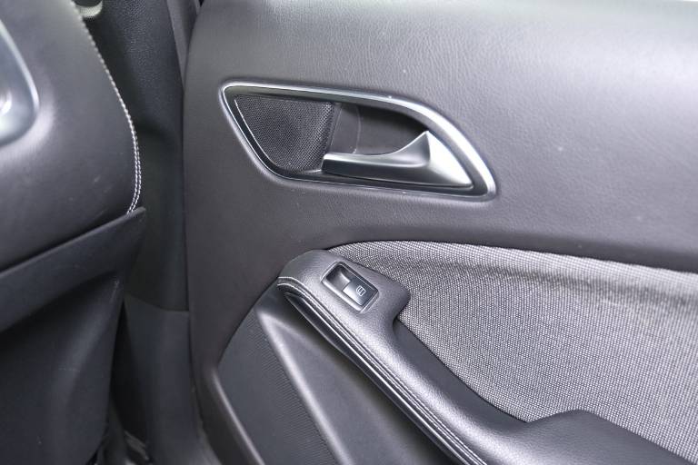 MERCEDES-BENZ A 180 39