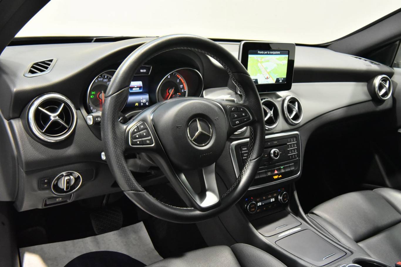 MERCEDES-BENZ GLA 200 3