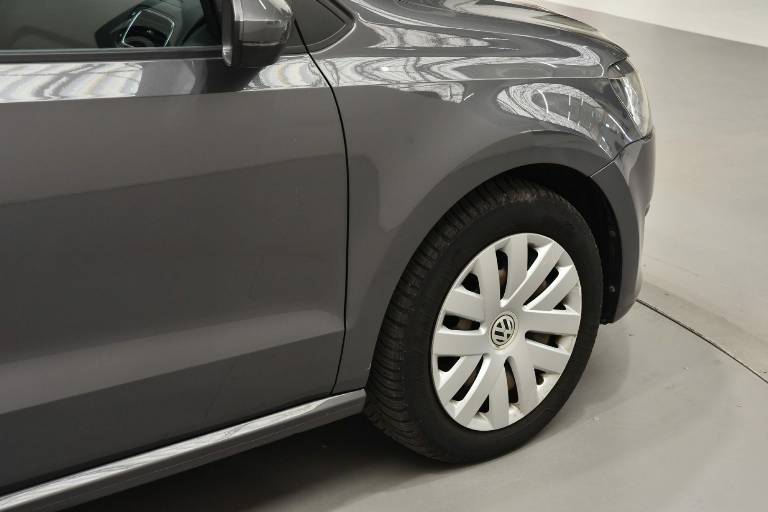VOLKSWAGEN Polo 49