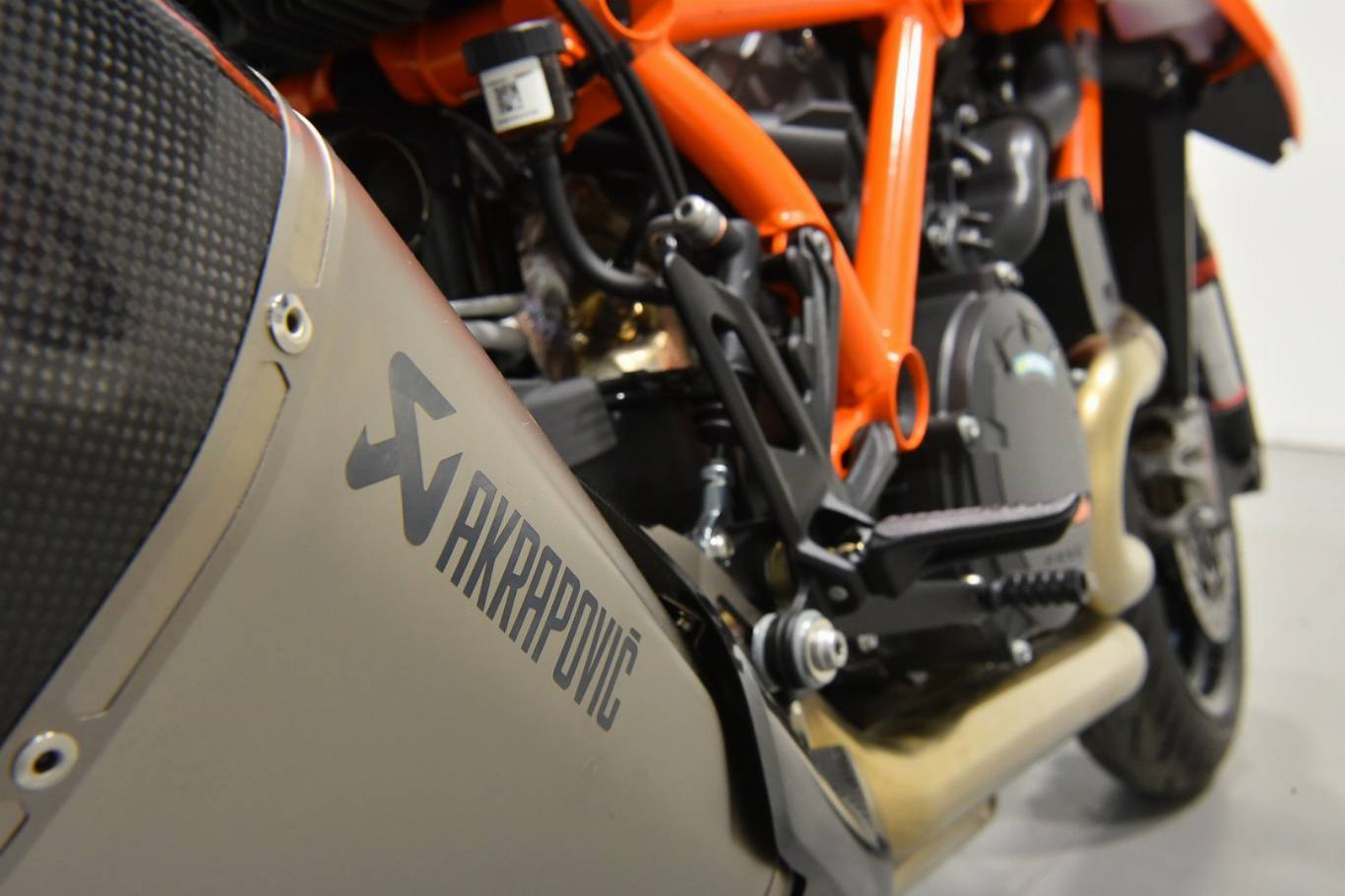 KTM 1290 Super Duke R 32