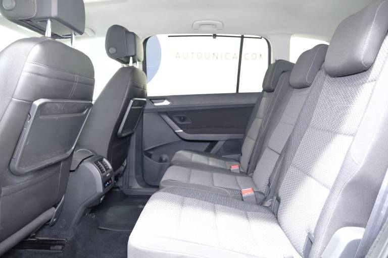 VOLKSWAGEN Touran 38