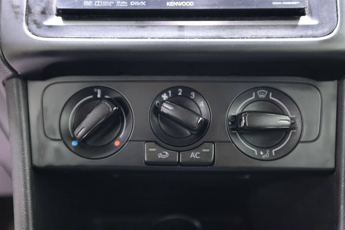 VOLKSWAGEN Polo 22