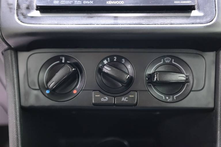 VOLKSWAGEN Polo 22