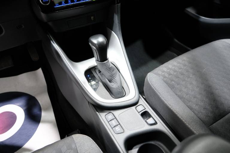 TOYOTA Yaris 28