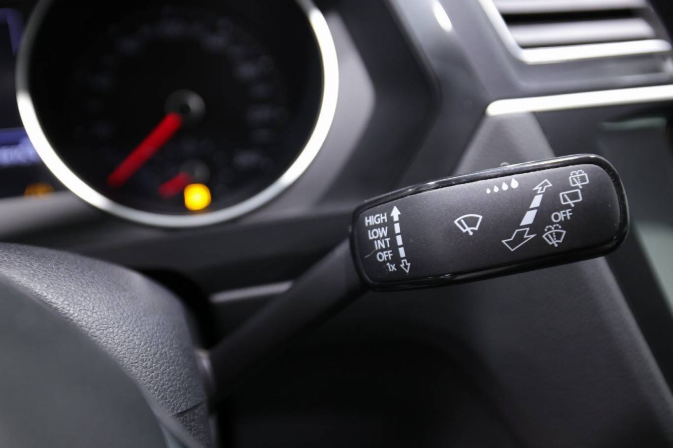 VOLKSWAGEN Tiguan 23