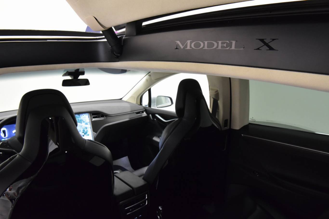TESLA Model X 77