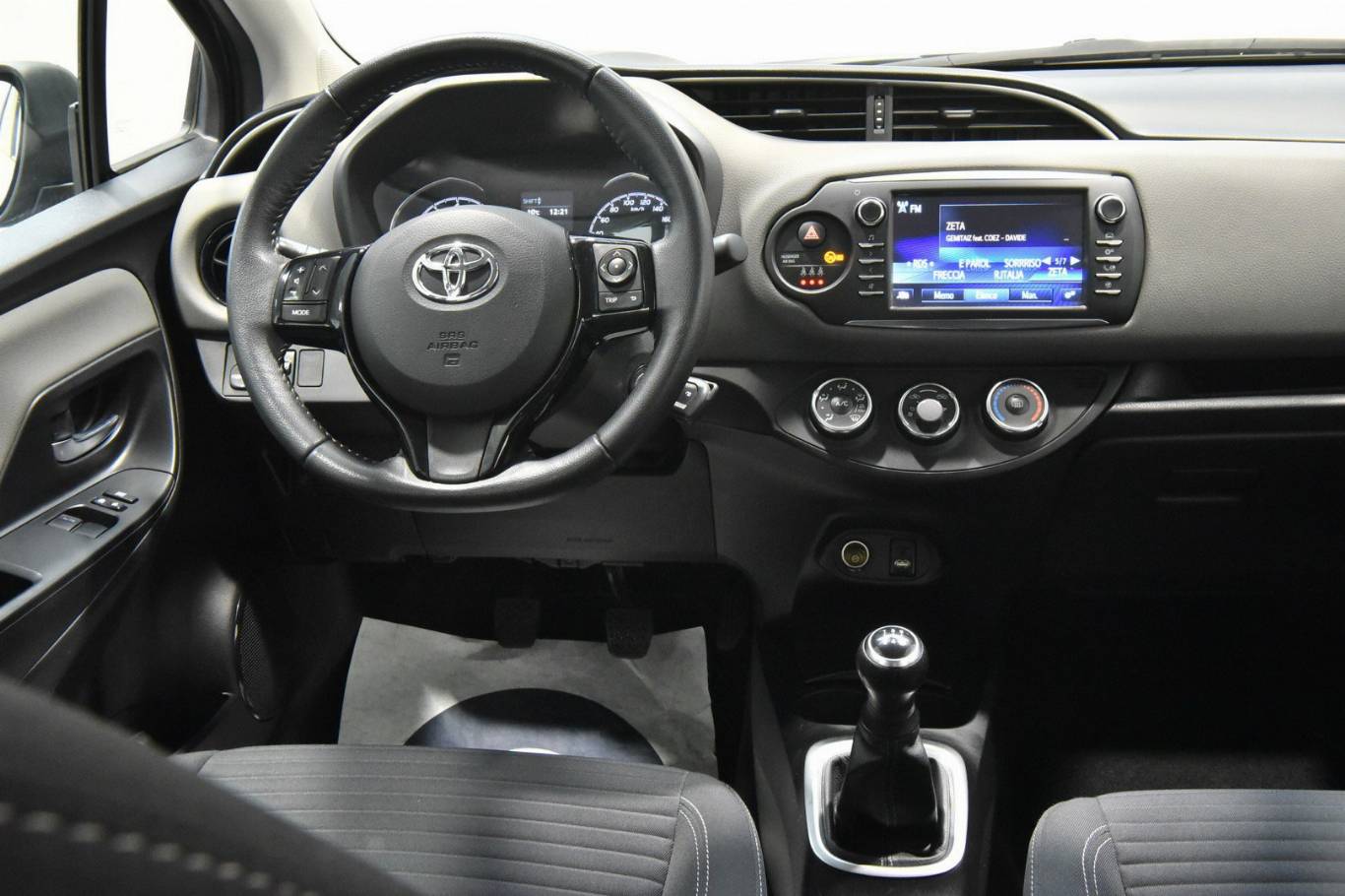 TOYOTA Yaris 23