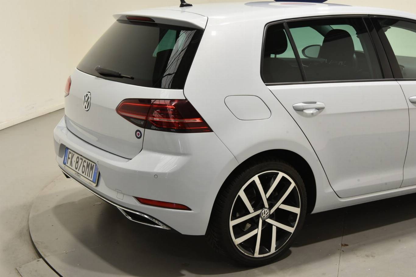 VOLKSWAGEN Golf 16