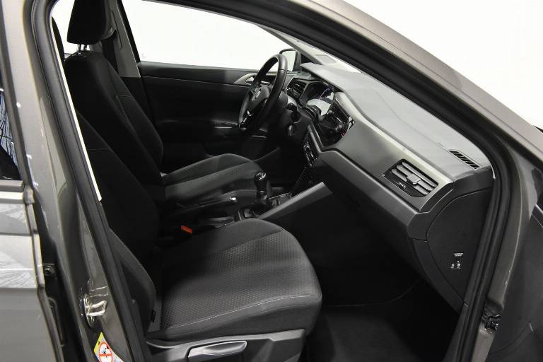 VOLKSWAGEN Polo 37