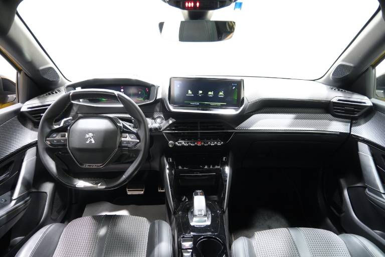 PEUGEOT 208 10