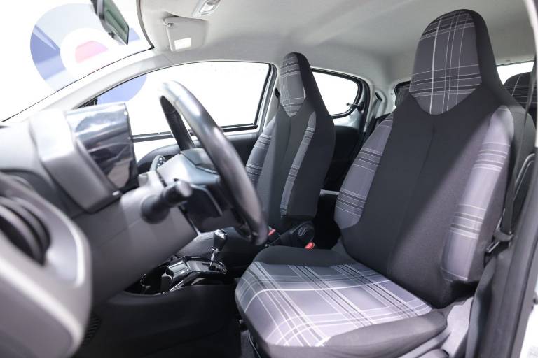PEUGEOT 108 6