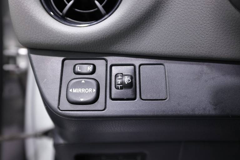 TOYOTA Yaris 24