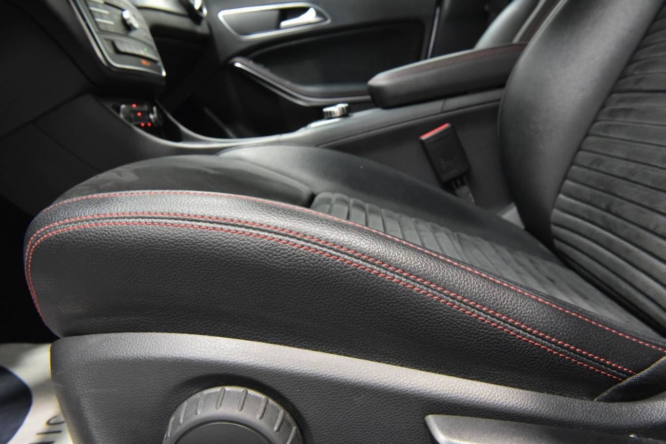 MERCEDES-BENZ CLA 200 51